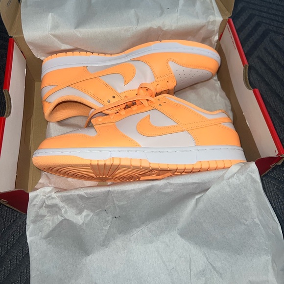 Women’s Nike dunks low peach cream size 11 - Picture 3 of 6